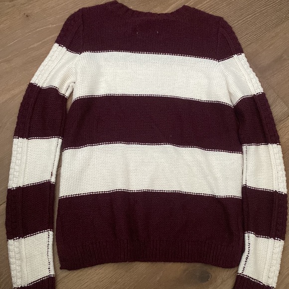 Hollister sweater never worn - Picture 2 of 3